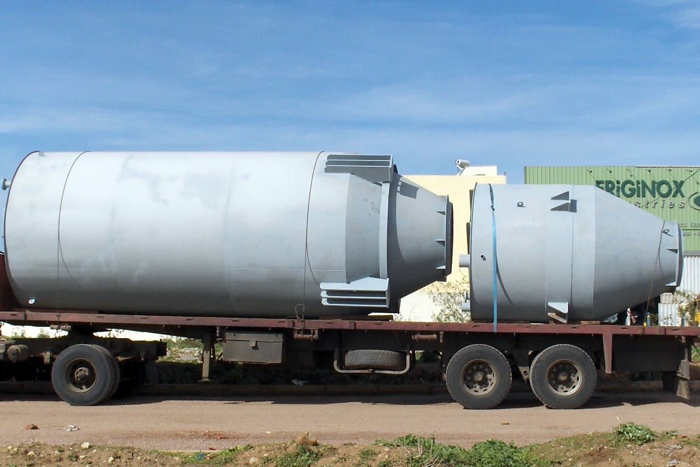 Deux silos de stockage quittant l’usine Friginox sur remorque