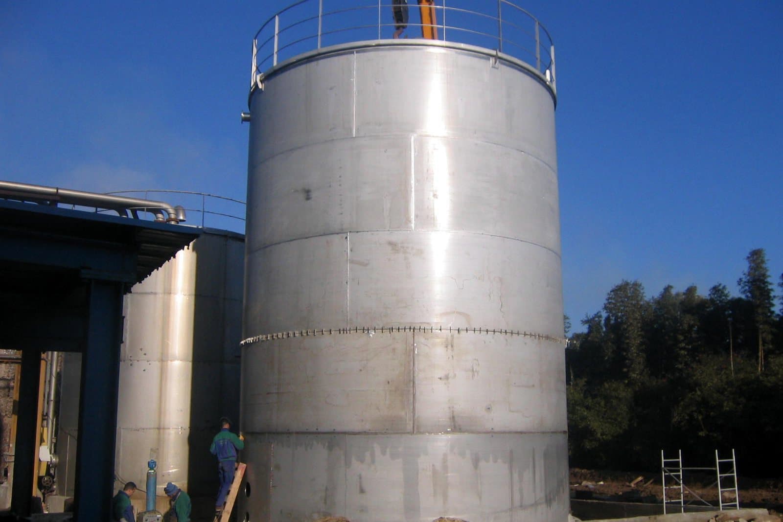 Réservoir de stockage vertical de 400 m³ en acier inoxydable, monté sur site