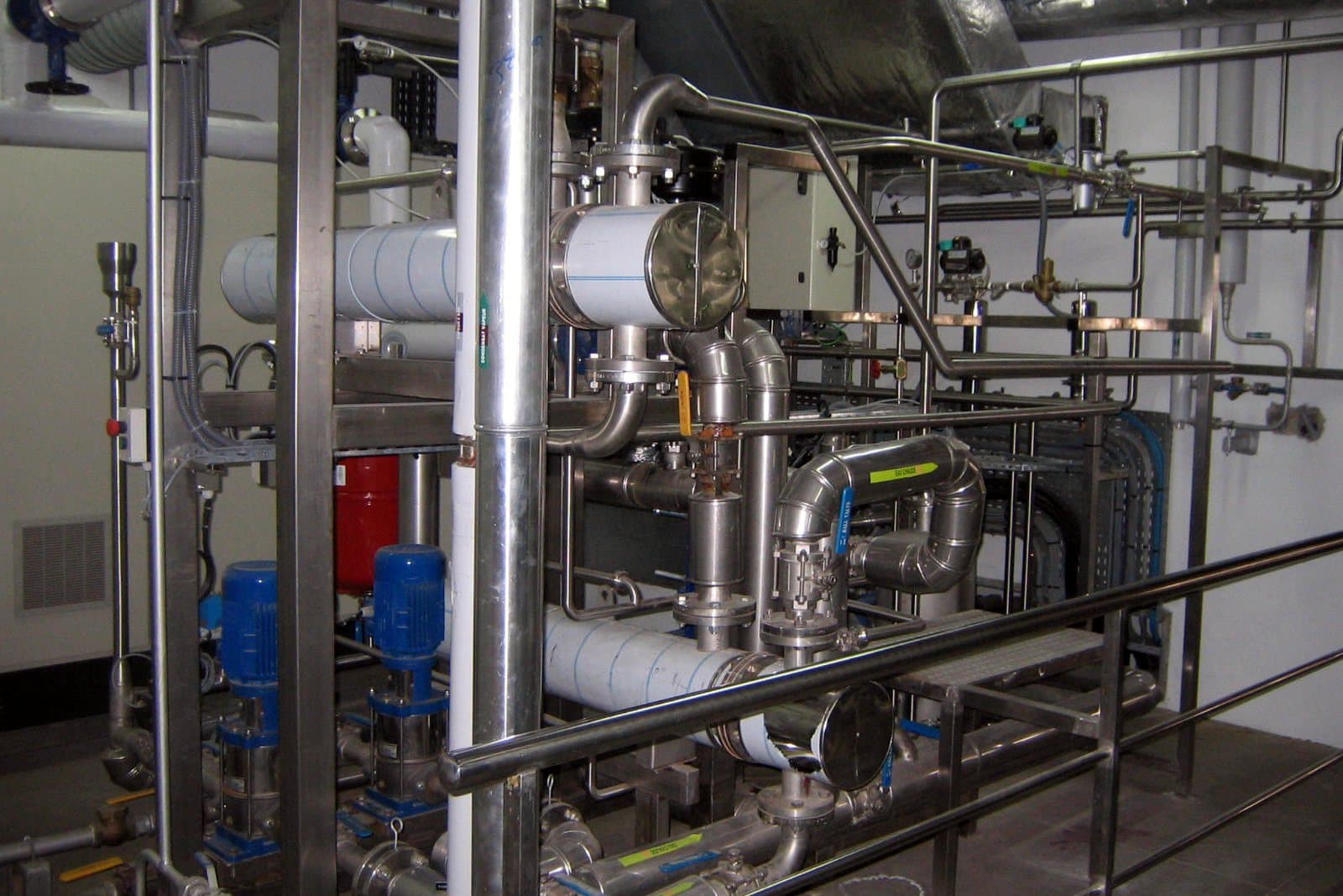 Tuyauterie procédé, vannes et pompes en acier inoxydable, montées dans un local technique propre