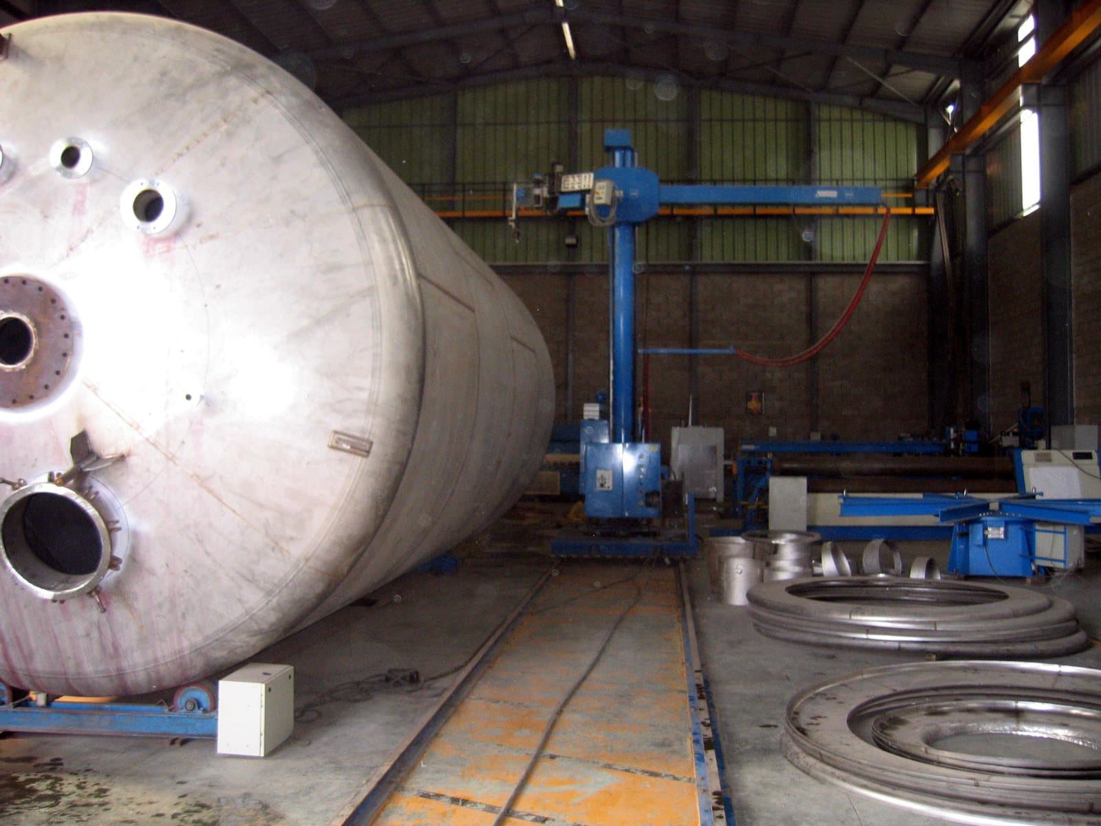 Une cuve de 100 m³ en acier inoxydable au poste de soudage automatique, dans l’atelier Friginox